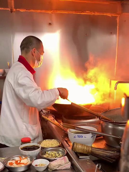 暴跌19%，关店71家！曾经等位2小时的“酸菜鱼一哥”，狂不起来了